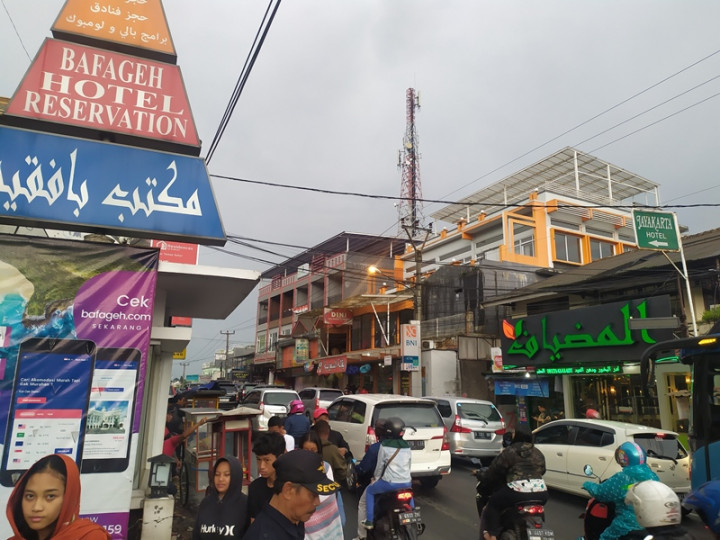 Tulisan Bahasa Arab di Kios Puncak Diganti 2020