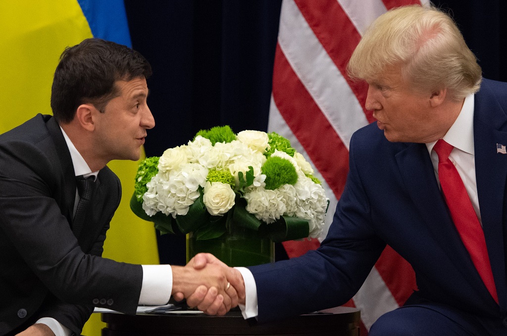 Presiden AS Donald Trump (kanan) berjabat tangan dengan Presiden Ukraina Volodymyr Zelenskiy. (Foto: AFP)