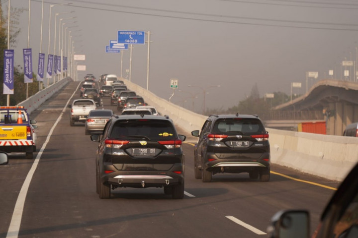 Banyak Mobil 'Haus' Usai Jajal Tol Layang Jakarta-Cikampek