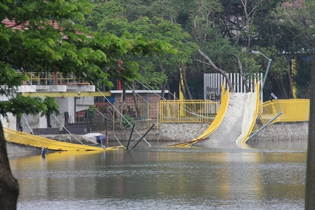 Jembatan Hutan Kemayoran Ambruk Sebelum 'Diresmikan'