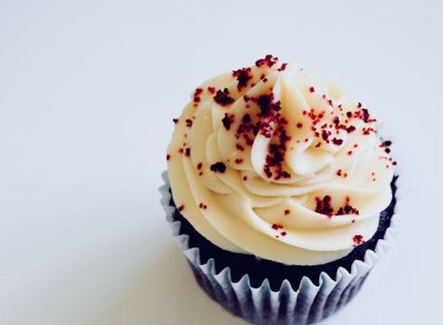 Heavy cream atau whipping cream merupakan topping yang sering ditemukan dalam berbagai jenis makanan pencuci mulut. (Ilustrasi/Pexels)