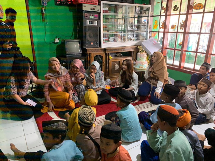 Agatha Chelsea Pilih Rayakan Natal Bersama Anak-Anak Panti Asuhan