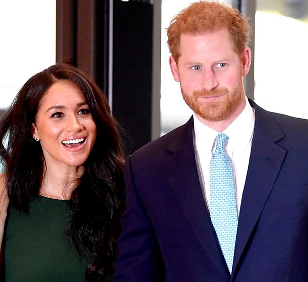 Tahun ini, potret kartu ucapan diambil dari keluarga Pangeran Harry, Meghan Markel dan bayi lucu mereka Archie. Foto: Prince Harry & Meghan Markle. Dok. Instagram/@sussexroyal)