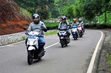 Trik Berkendara Motor yang Aman di Liburan Akhir Tahun