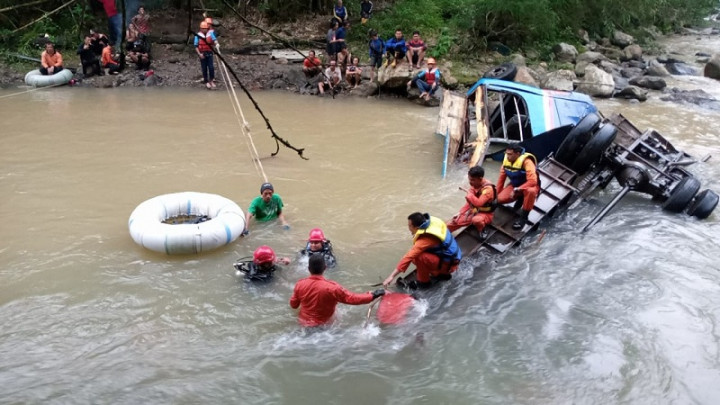 Bangkai Bus Sriwijaya Berhasil Dievakuasi