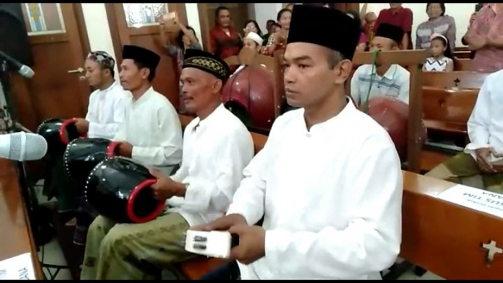 Tabuhan Rebana Santri Iringi Prosesi Misa Natal