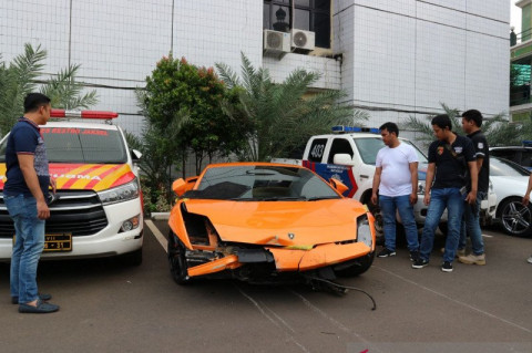 Image result for Kisah Lamborghini Oranye: Pelat Palsu, Penodongan dan Kecelakaan