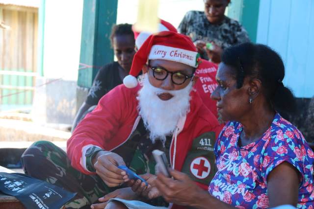 Sinterklas TNI Beri Pengobatan Gratis di Perbatasan RI-PNG