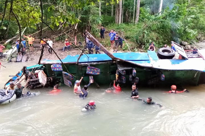 Bus Terjun ke Jurang di Pagaralam Dievakuasi