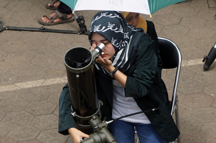 Mahasiswa Unisnu Jepara Amati Gerhana Matahari