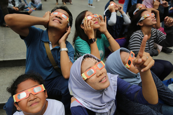 Antusiasme Warga Saksikan Gerhana Matahari di Planetarium Jakarta
