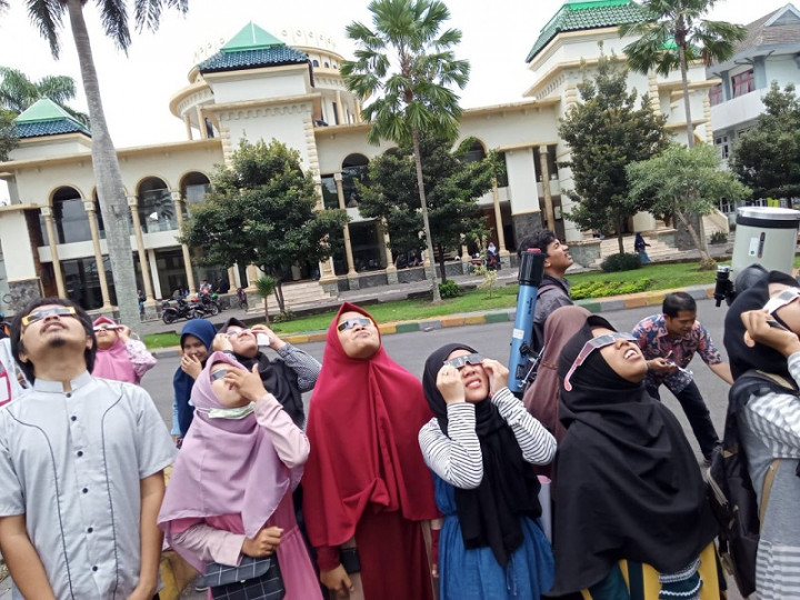 Nonton Bareng Gerhana Matahari Cincin di UIN Maliki
