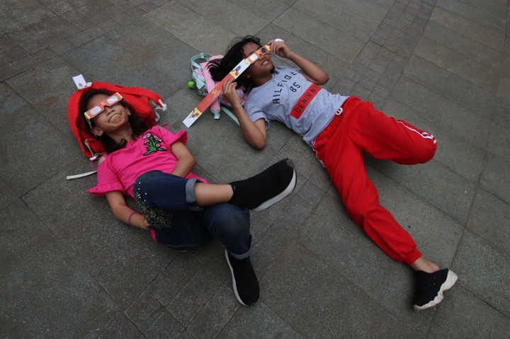 Cara Unik Warga Menikmati Gerhana Matahari Cincin