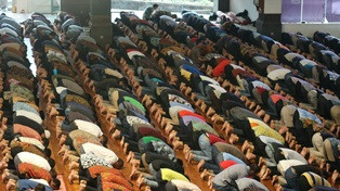 Ratusan Warga Kota Bandung Salat Kusuf