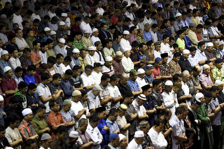 Umat Muslim Laksanakan Salat Gerhana