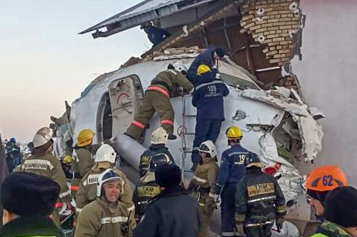 Pesawat dengan 100 Penumpang Tabrak Rumah, 14 Tewas