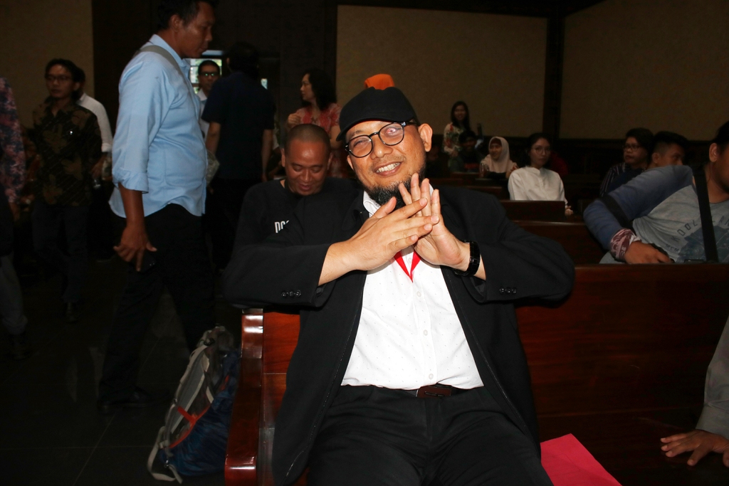 Penyidik KPK Novel Baswedan bersiap menjadi saksi dalam sidang kasus perintangan penyidikan perkara korupsi dengan terdakwa Lucas di Pengadilan Tipikor, Jakarta. Foto: MI/Bary Fathahilah