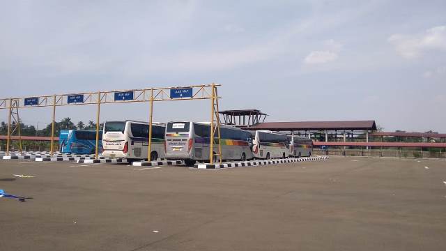 Pemudik Banjiri Terminal Bus di Jabodetabek