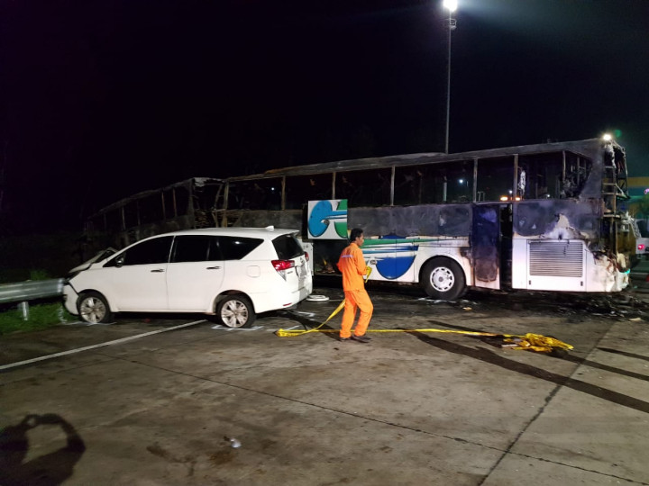 2 Bus Terbakar Akibat Kecelakaan Beruntun di GT Kalikangkung