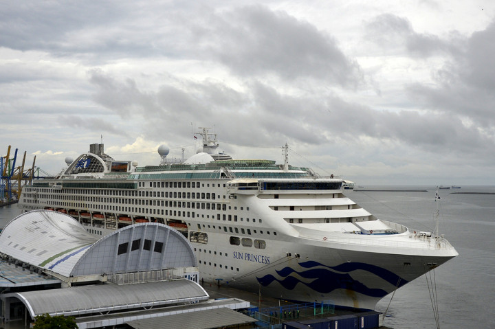 Kapal Pesiar Sun Princess Turunkan 2.000 Turis di Pelabuhan Makassar