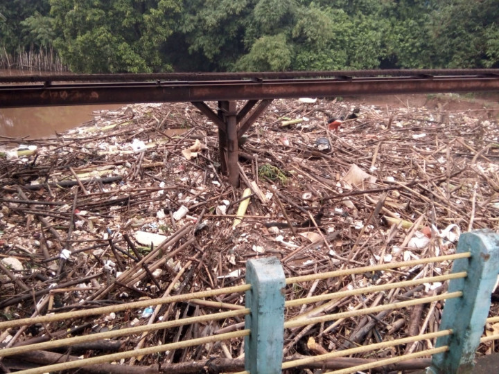 70 Ton Sampah Nyangkut di Muara CBL Bekasi