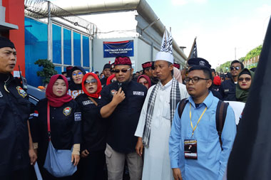 Massa Kawal Bebasnya Ahmad Dhani Hari Ini