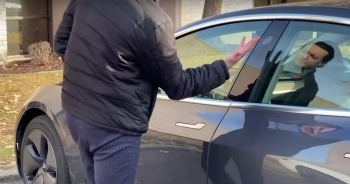 Biar Tak Ketinggalan, Pria Ini Implan Kunci Mobil di Tangan