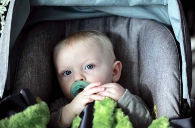 Bawa Bayi di Musim Libur? Perhatikan Ini saat Duduk di Jok Khusus