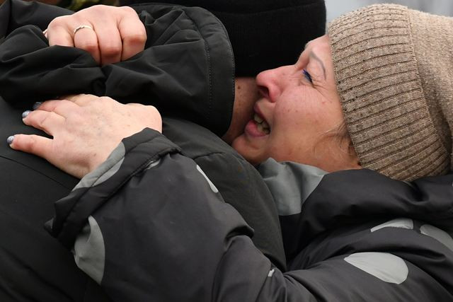 Warga Ukraina yang ditahan separatis memeluk keluarganya. (Foto: AFP).