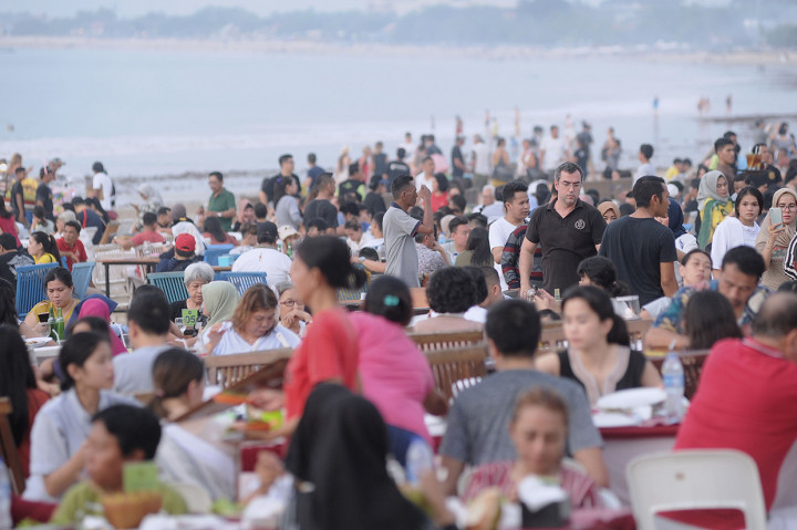Wisatawan Padati Pantai Jimbaran Bali