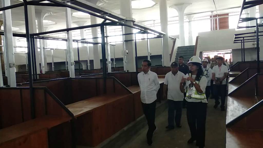 Presiden Joko Widodo berkunjung ke Pasar Johar, Semarang, Jawa Tengah. Foto: Mustholih