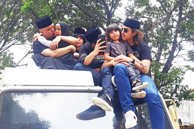 Tangis Safeea Sambut Kepulangan Ahmad Dhani