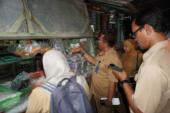 Dinas Kesehatan (Dinkes) dan Dinas Perindustrian dan Perdagangan dan Pasar (Disperindagsar) Kabupaten Malang menggelar inspeksi mendadak (sidak) di beberapa tempat wisata dan pasar, Senin 30 Desember 2019. (Foto: Dok. Pemkab Malang)