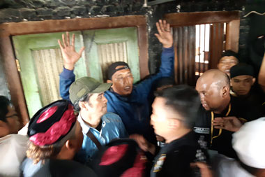 Sempat Terjadi Kericuhan Kecil di Rumah Ahmad Dhani