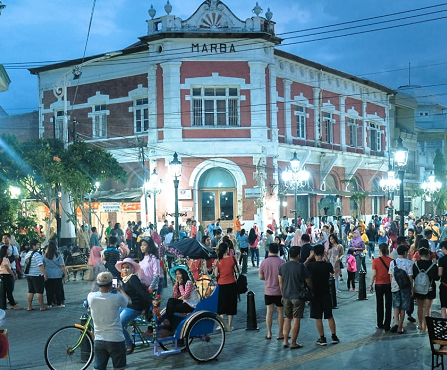 Bangunan-bangunan tua era kolonial Belanda begitu terasa di satu kawasan yang lebih dikenal dengan nama Kota Lama Semarang. (Foto: Dok.  Plt. Kepala Biro Komunikasi Publik)