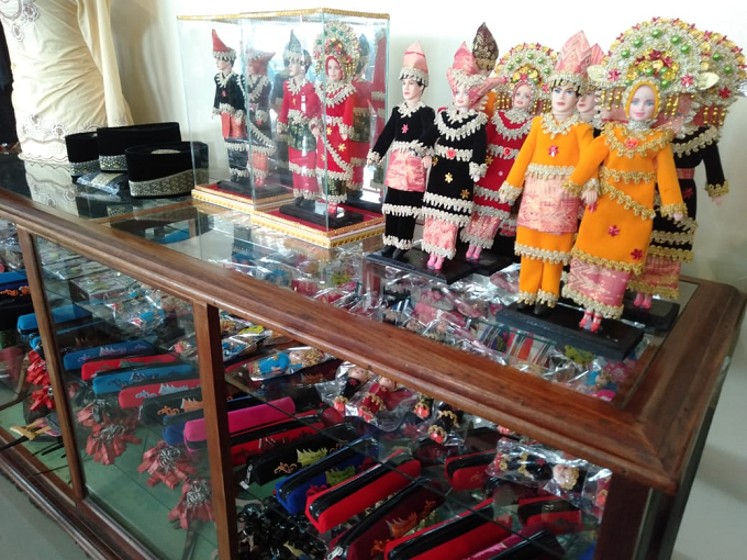 Harga tiap barang berdasarkan kualitasnya pun terbilang cukup sesuai, boneka pengantin suntiang seharga Rp150 ribu. (Foto: Dok. Sunnaholomi Halakrispen)