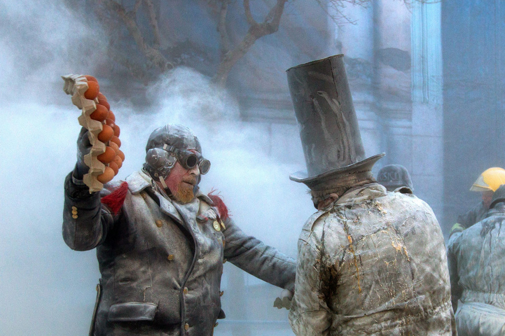 Tradisi Unik Perang Telur Busuk dan Tepung di Spanyol