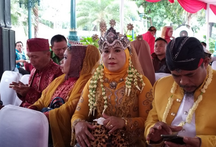 Pria 77 Tahun Jadi Peserta Tertua Nikah Masal