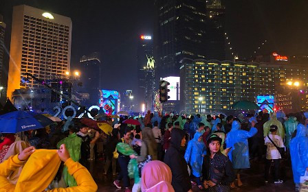 Diguyur Hujan, Masyarakat Tetap Padati Bundaran HI