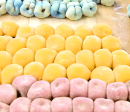 Mengenalkan mochi ke masyarakat dunia bisa menyatukan banyak orang dengan berbagai latar belakang budaya. (Foto: Dok. Greatbigstory)