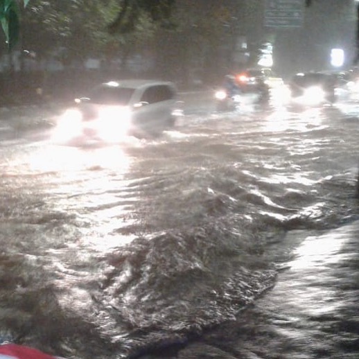 Banjir 50 cm di depan Tamini Square, Jakarta Timur. Foto: TMC Polda Metro Jaya