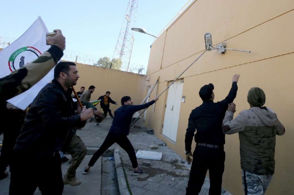 Demonstran merusak kamera CCTV di area Kedubes AS di Baghdad, Irak, Selasa 31 Desember 2019. (Foto: AFP / AHMAD AL-RUBAYE)