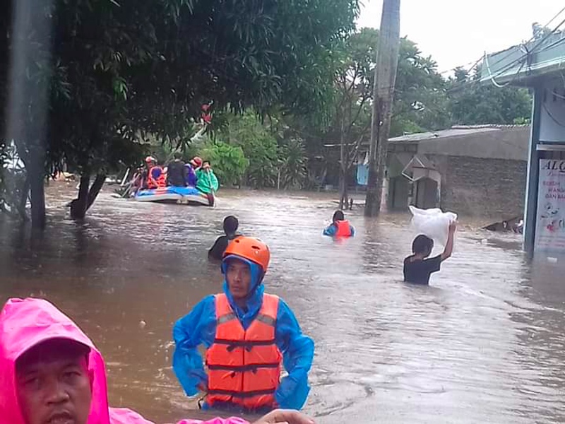 Warga terdampak banjir yang dievakuasi di wilayah Limo, Cinere, Depok. Foto: Medcom.id/Octavianus Dwi Sutrisno