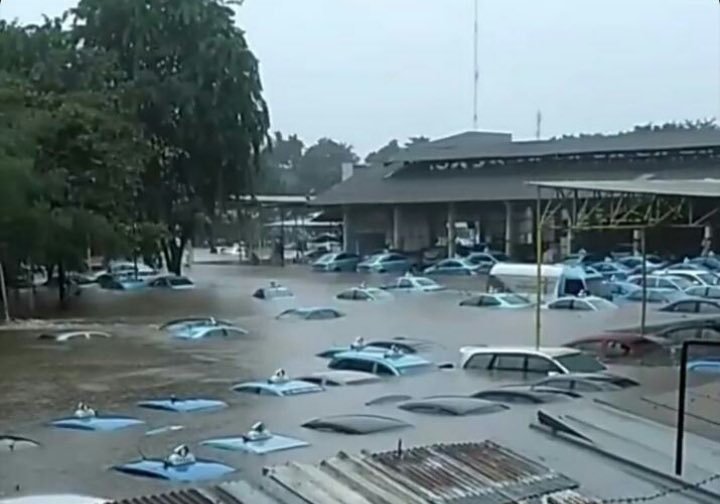 Pool taksi Bluebird di Kramat Jati. Foto: Laman Twitter BNPB Indonesia.