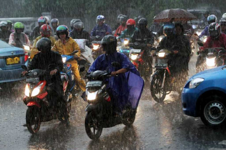 Haram Bagi Bikers untuk Pakai Sandal Dikala Hujan