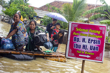 Sutradara Angga Sasongko Buka Dapur Umum untuk Korban Banjir