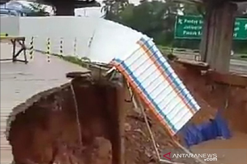 Tangkapan layar video amblesnya akses jalan warga di dekat proyek KCJB. Foto: Dok ANT