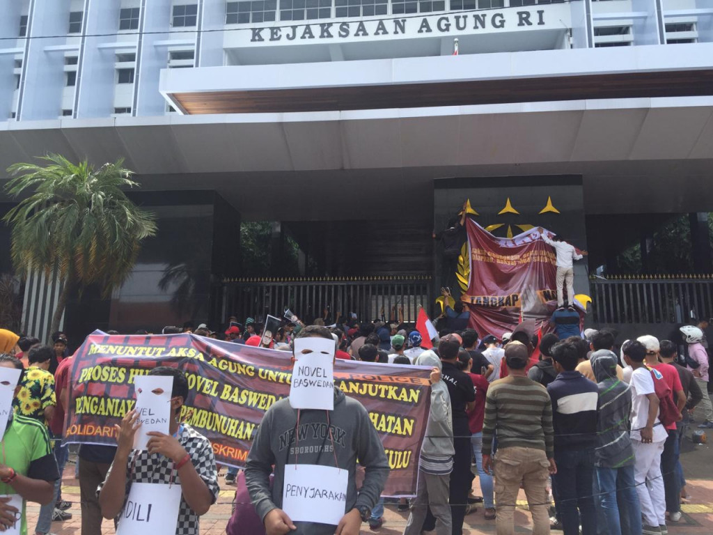 Demonstrasi masa mendesak Jaksa Agung mengusut kasus Novel Baswedan. Foto: Istimewa