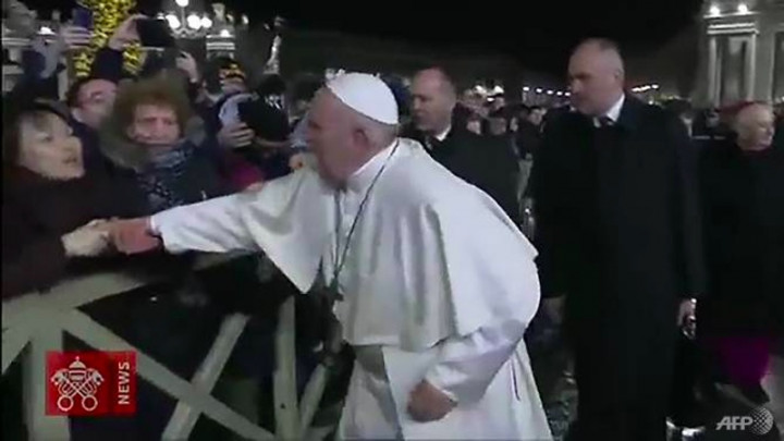 Paus Tepis Tangan Jemaah, Pengawal Dikritik Keras