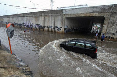 Knalpot Mobil Kemasukan Air saat Banjir? Ini yang Mesti Diperhatikan